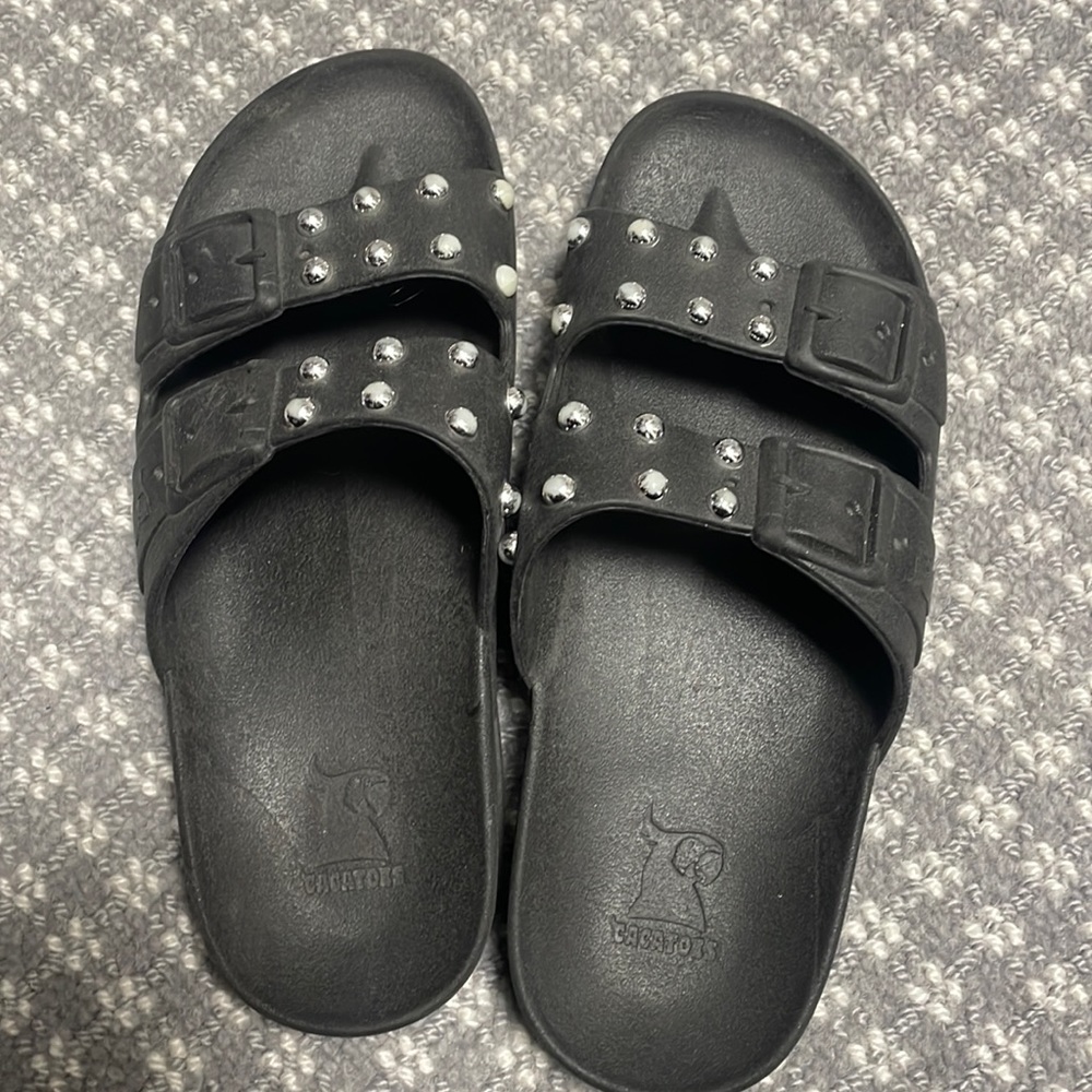 cacatoes studded black slides